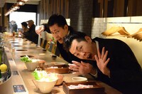 しゃぶ笑でしゃぶしゃぶランチを味わう吉田たち。