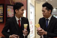 クレープを試食する吉田たち。