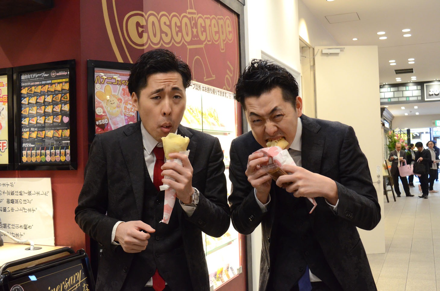 クレープを味わう吉田たち。