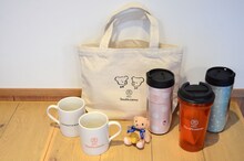 花のれんタリーズコーヒー店舗限定グッズ。酒井藍のイラストが入った「藍ちゃんタンブラー」も。