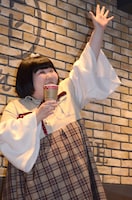 店の外にいた外国人観光客にアピールする酒井藍。