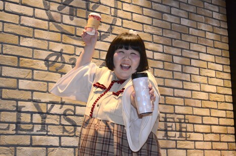 酒井藍。手には店舗限定グッズの「藍ちゃんタンブラー」。