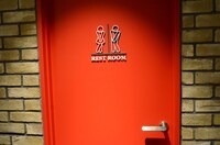 酒井藍が「ぜひ見てほしい」と紹介する花のれんタリーズコーヒーのトイレのドア。