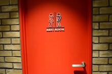 酒井藍が「ぜひ見てほしい」と紹介する花のれんタリーズコーヒーのトイレのドア。