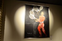 花のれんタリーズコーヒーに飾られている桂文枝「ラケットを操る男」。