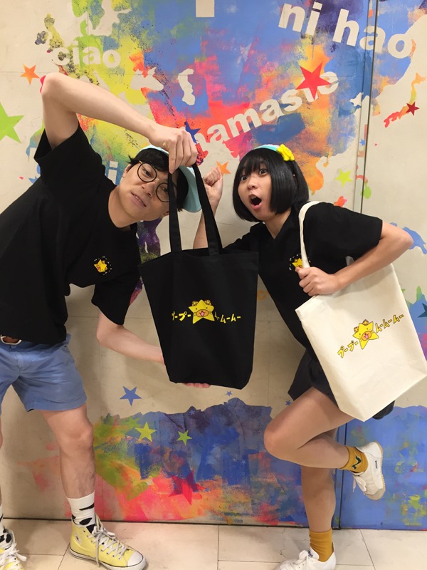 自身のグッズを身に着けたにゃんこスター。