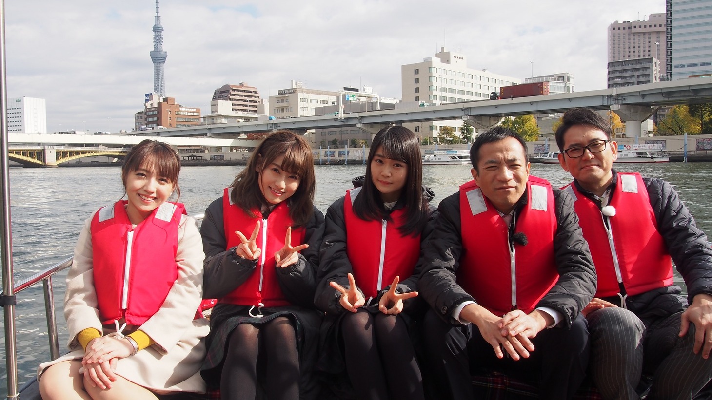 左から森遥香アナウンサー、守屋茜、石森虹花、ナイツ。