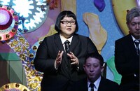 都市伝説を語るメイプル超合金・安藤なつ。