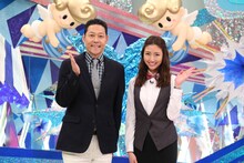 （左から）東野幸治、三田友梨佳アナ。(c)フジテレビ