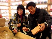 左からブルゾンちえみ、羽根田卓也。(c)日本テレビ