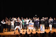 「スクールJCA26期生 月水金・火木土クラス合同ライブ のぼせ」エンディングに出演者が集結した際の様子。