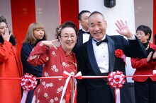 カメラに笑顔を向ける宮川大助・花子。