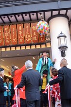 肩車でくす玉を開けるトット桑原とからし蓮根・伊織。