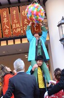 肩車でくす玉を開けるトット桑原とからし蓮根・伊織。