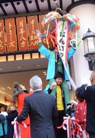 割れなかったくす玉をトット桑原とからし蓮根・伊織が協力してこじ開けた。