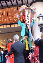 割れなかったくす玉をトット桑原とからし蓮根・伊織が協力してこじ開けた。