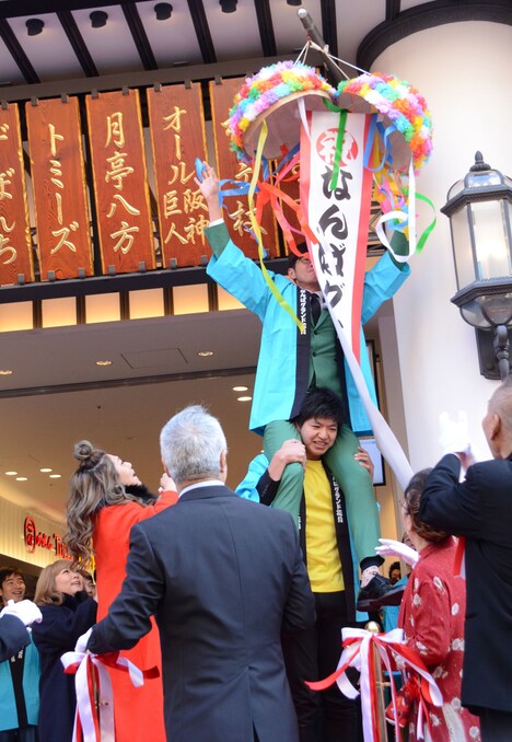 割れなかったくす玉をトット桑原とからし蓮根・伊織が協力してこじ開けた。