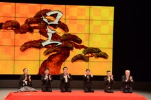 桂文枝、トミーズ、西川きよし、西川のりお・上方よしお（左から）による口上の様子。