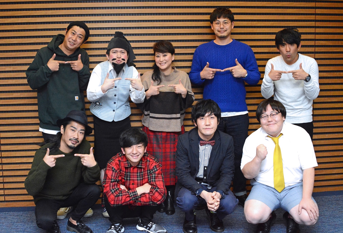 上段左からパンサー尾形、脳みそ夫、友近、アルコ＆ピース。下段左からパンサー菅、パンサー向井、タイムマシーン3号。