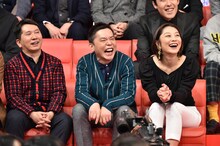（手前左から）爆笑問題、小池栄子。(c)テレビ朝日