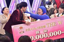 「女芸人No.1決定戦 THE W」で優勝した瞬間のゆりやんレトリィバァ。 (c)日本テレビ