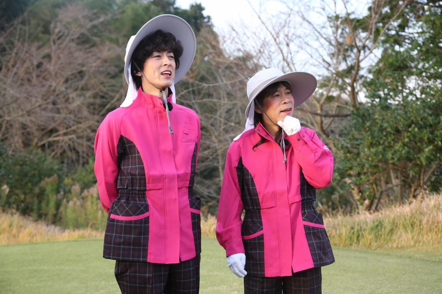 「めちゃ×2イケてるッ！ 中居＆ナイナイ日本一周FINAL」でキャディに扮するナインティナイン。(c)フジテレビ