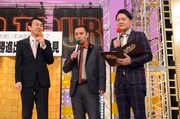 審査員のアンガールズ田中(左)と司会の千鳥。