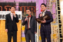 審査員のアンガールズ田中（左）と司会の千鳥。