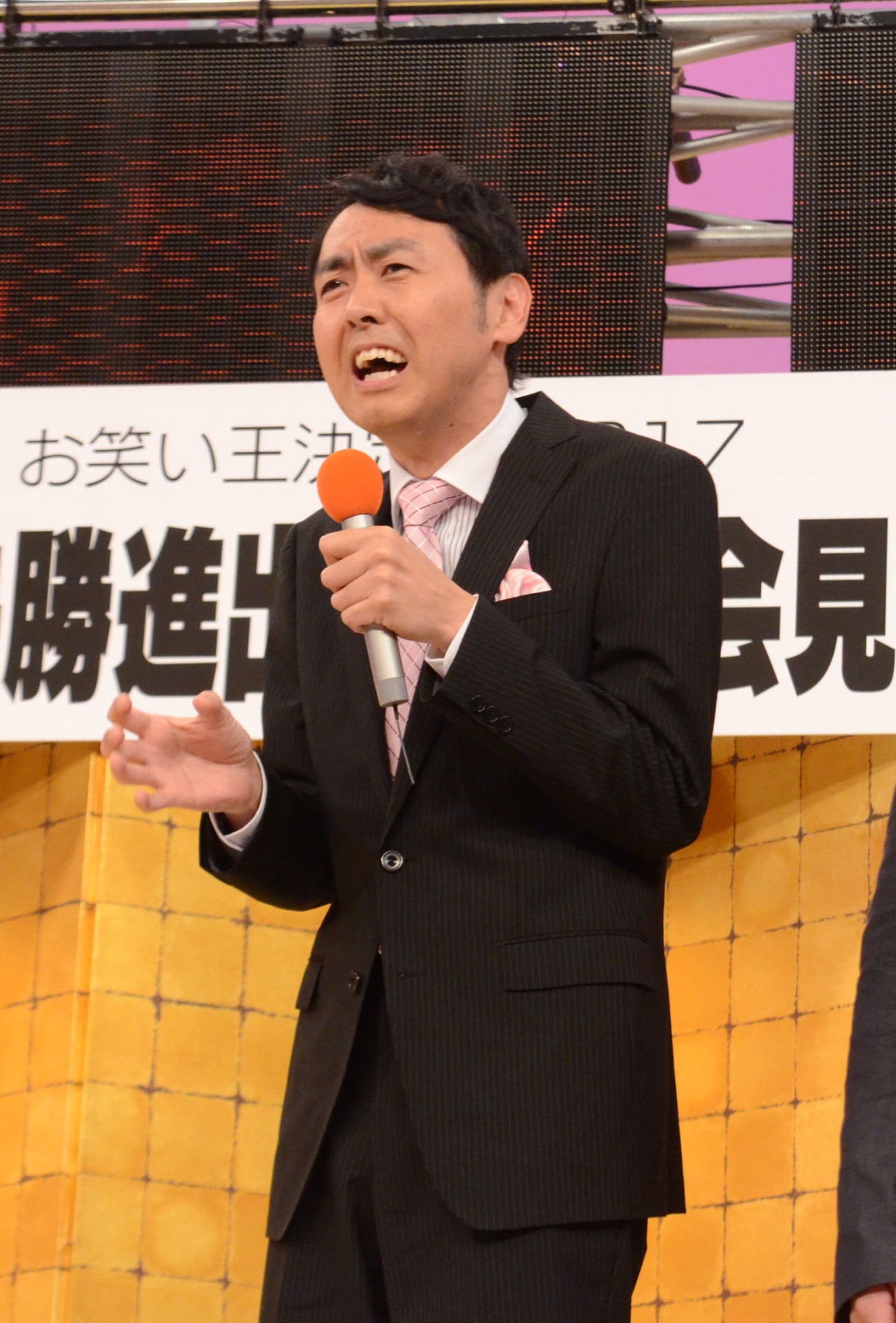 熱弁するアンガールズ田中。