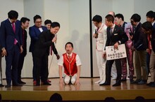 土下座の見本を見せると言って変顔するエルシャラカーニしろう。