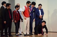 対決に敗れて土下座し、変顔を披露するエルシャラカーニ・セイワ。