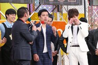 優勝が決まり、感極まるマルセイユ津田（右）。(c)テレビ東京