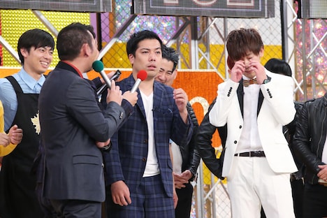 優勝が決まり、感極まるマルセイユ津田（右）。(c)テレビ東京