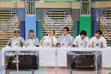 「ゴッドタン新春SP 芸人マジ歌選手権」審査員の（左から）ヒャダイン、内田理央、バナナマン設楽、ビビる大木、アルファルファこと東京03豊本と飯塚。(c)テレビ東京