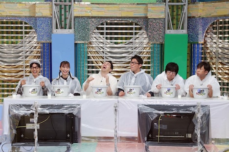 審査員を務める(左から)ヒャダイン、内田理央、バナナマン設楽、ビビる大木、アルファルファこと東京03豊本と飯塚。(c)テレビ東京