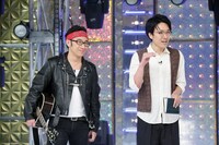 東京03角田（左）と大竹マネージャー。(c)テレビ東京
