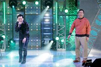 マジ歌を披露するハライチ岩井（左）と歌詞の内容に戸惑うハライチ澤部（右）。(c)テレビ東京