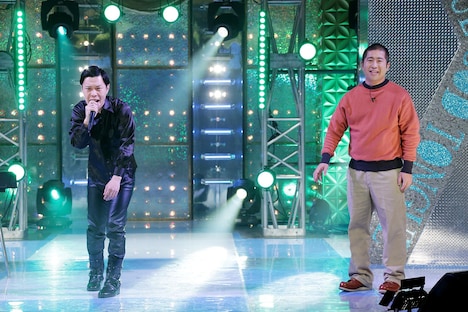 マジ歌を披露するハライチ岩井(左)と歌詞の内容に戸惑うハライチ澤部(右)。(c)テレビ東京