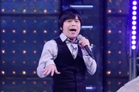 スタイリッシュにマジ歌を披露するバカリズム。(c)テレビ東京