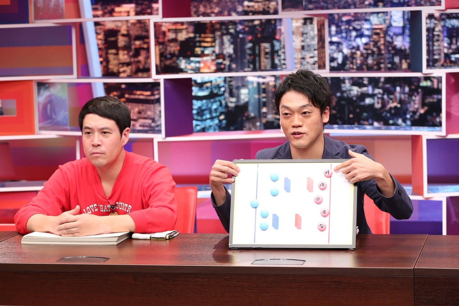 雪合戦のフォーメーションを解説する、おばたのお兄さん（右）。(c)中京テレビ