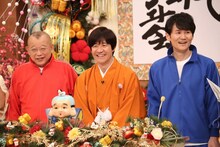 「新春 鶴瓶新年会2018」に出演する（左から）笑福亭鶴瓶、ウッチャンナンチャン。(c)フジテレビ