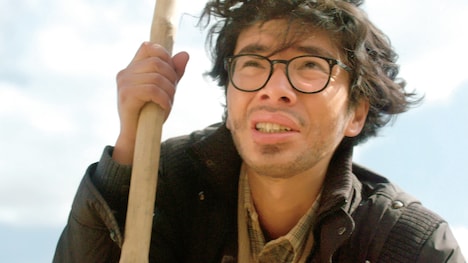 映画「ラーメン食いてぇ!」より。片桐仁扮する料理評論家・赤星。