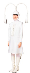 「いい部屋ネット」のCM「街中」篇でイヤホンに扮したハリセンボンはるか。