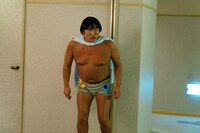 「黒い十人の秋山」より上杉みちの出演シーン。