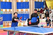 石川佳純＆平野美宇との対戦で、ハンデとして“うねうね卓球台”を相手チームにセットする、とんねるず。(c)テレビ朝日