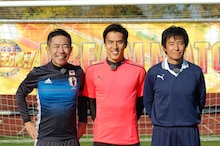 「サッカー対決」を繰り広げる（左から）木梨憲武、長谷部誠、中山雅史。(c)テレビ朝日