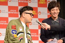 福袋について説明するとろサーモン久保田（左）。