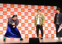 書き初めのデモンストレーションを披露するゆりやんレトリィバァ（左）とBGMを担当するとろサーモン久保田（中央）。