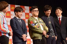 囲み取材中、平気で放屁してみせ注意されるとろサーモン久保田（左から3人目）。