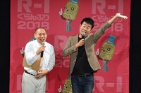 気絶するレギュラー西川（右）。